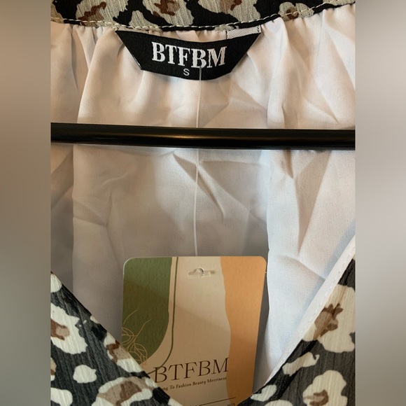 NWT V Neck Flutter Sleeve Light Weight Animal Print Top - Picture 9 of 9